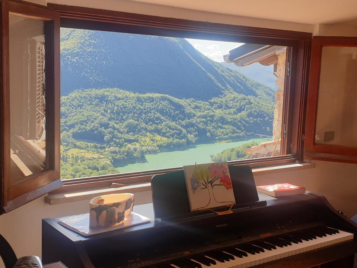 La Casa Sul Fiordo Lago Del Turano Hotel Paganico Sabino Buitenkant foto