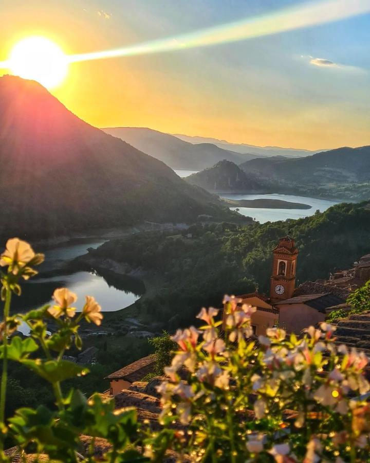 La Casa Sul Fiordo Lago Del Turano Hotel Paganico Sabino Buitenkant foto